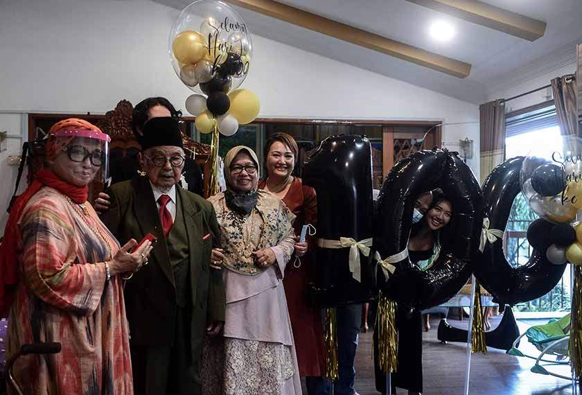 Малазієць відсвяткував 100-річний ювілей з родиною