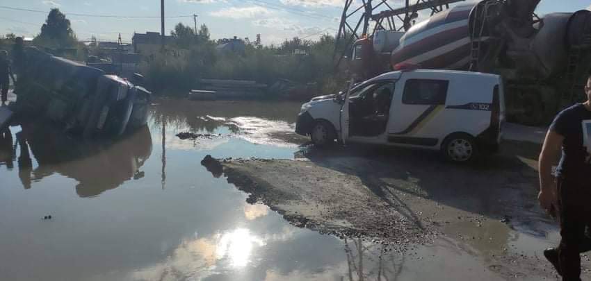 На Львівщині мікроавтобус провалився у величезну яму і перекинувся: водій думав, що це калюжа qqxidehidtidqeglv