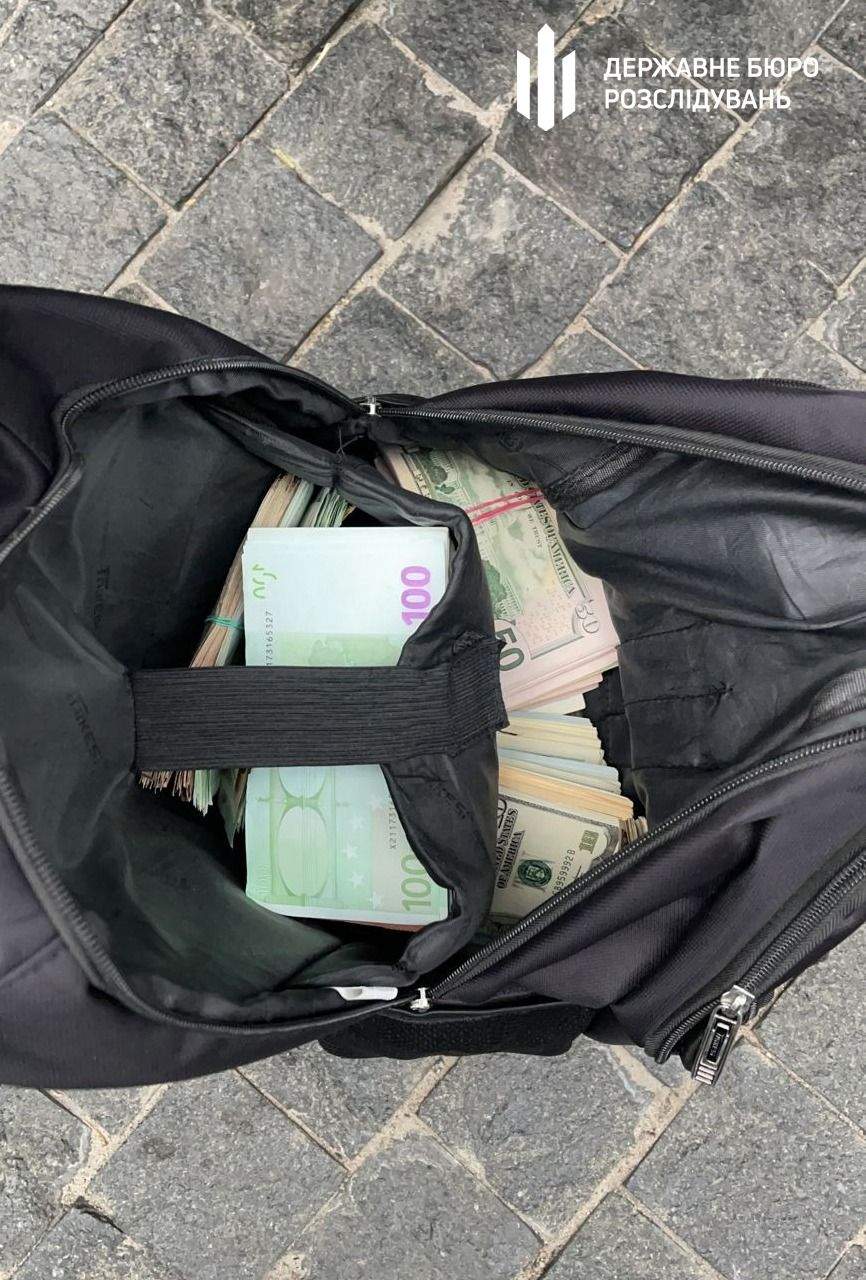 У рюкзаку адвоката знайшли велику суму готівки невстановленого походження