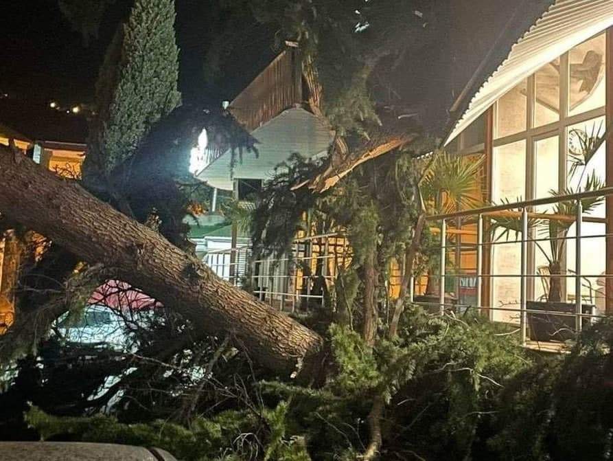 Ураган пошкодив також покрівлі будинків