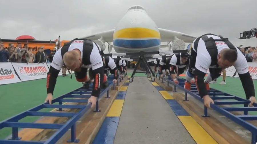 Українські богатирі перетягують літак 