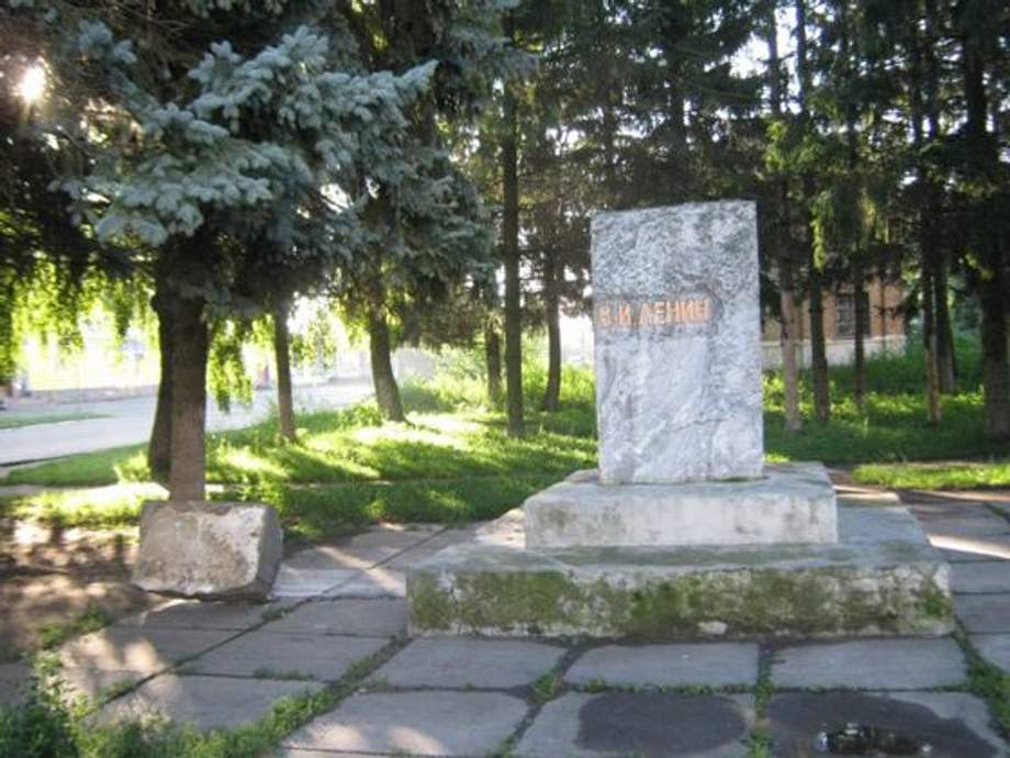Памятник ленину киев