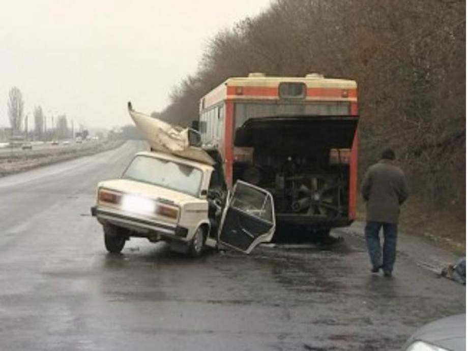 Машина врезалась в автобус