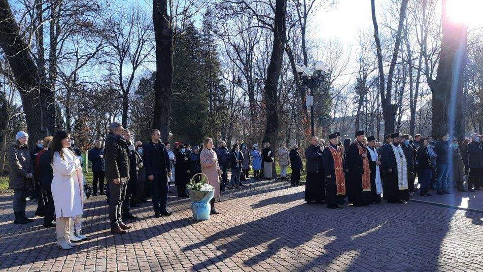 Мешканці Івано-Франківська зібралися, аби вшанували Небесну Сотню