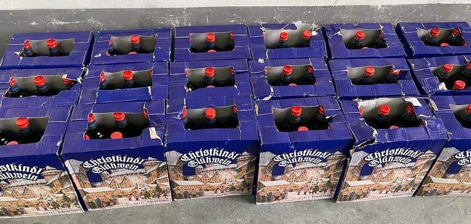 Свято наближається: львівські митники знайшли в автобусі 100 пляшок контрабандного глінтвейну