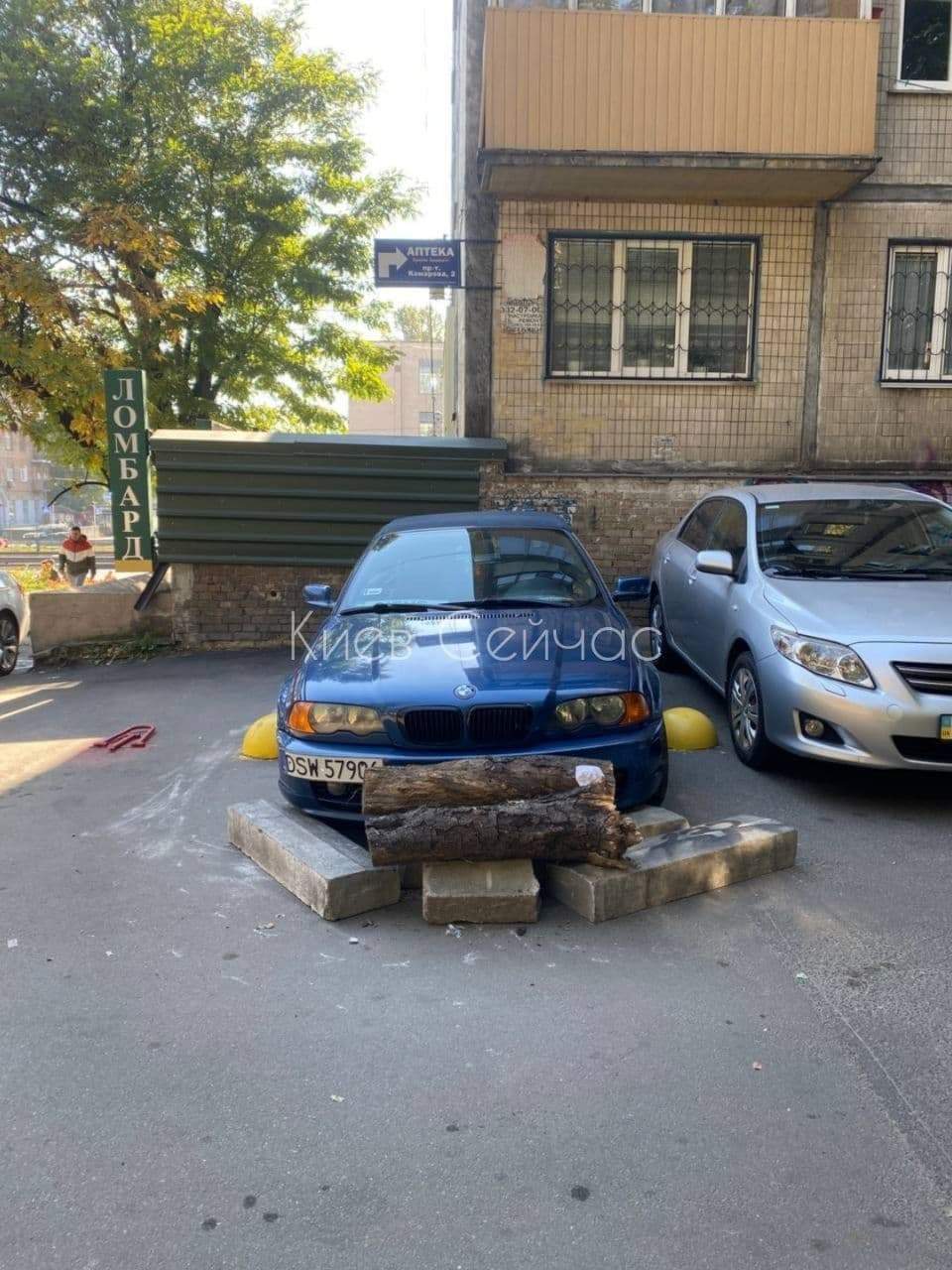 У Києві на парковці заблокували BMW, авто обклали бетонними блоками  