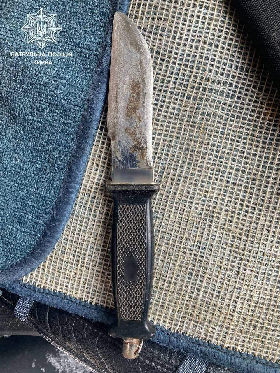 Холодна зброя, в авто порушника на Печерську знайшли мисливські ножі