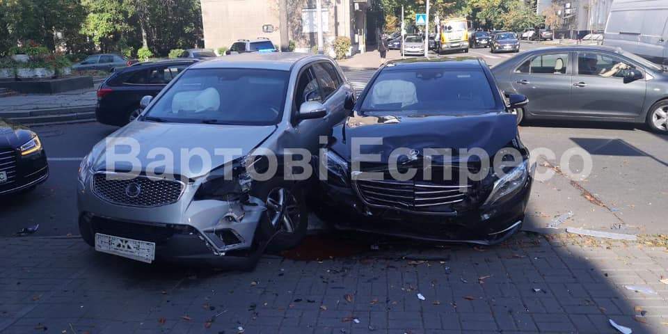 Пошкоджені автівки, люди не постраждали Пошкоджені автівки, люди не постраждали
