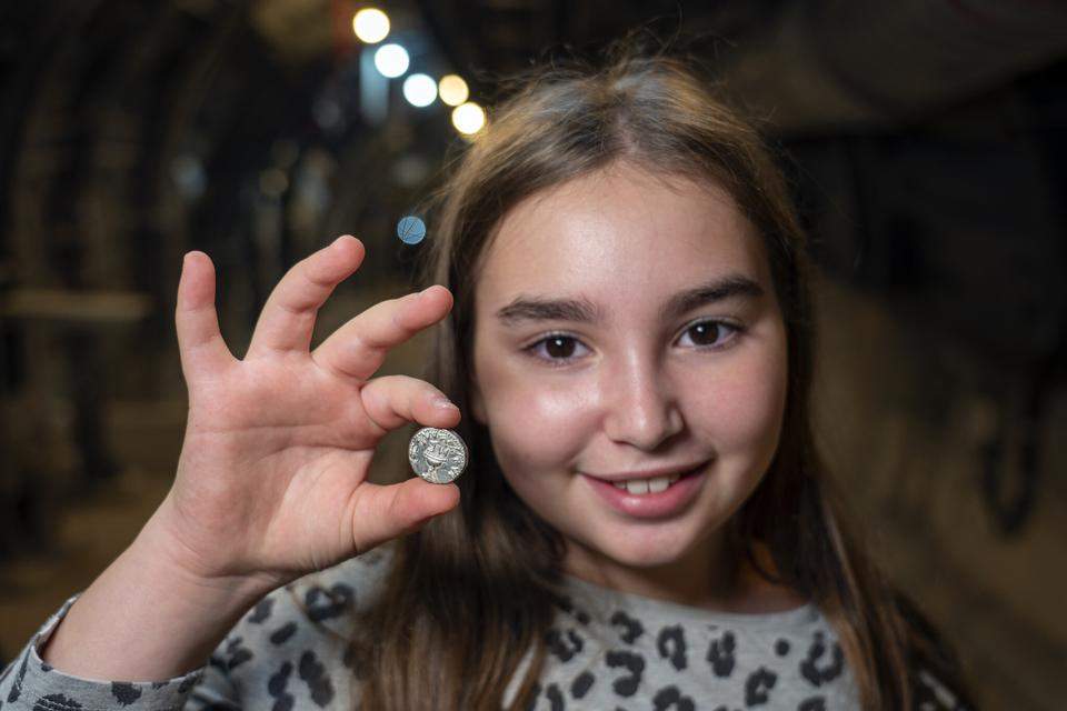 Развлекалась в парке: в Израиле ребенок нашел серебряный шекель в возрасте 2000 лет.