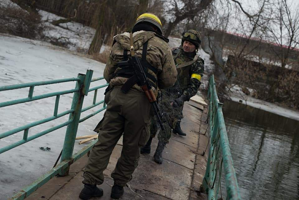 Бійці на Донбасі ловлять рибу
