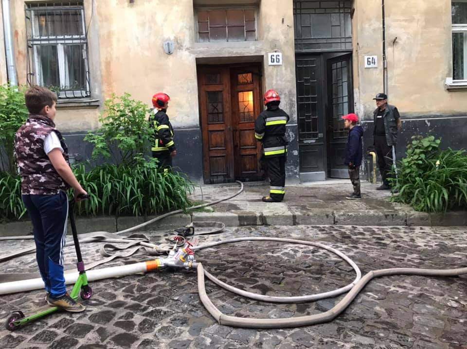 Все могло завершитись трагічно: у Львові в під'їзді будинку спалахнула газова труба – фото