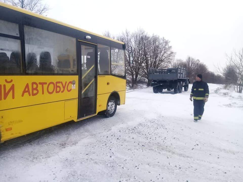 На Рівненщині у снігових заметах застряг шкільний автобус