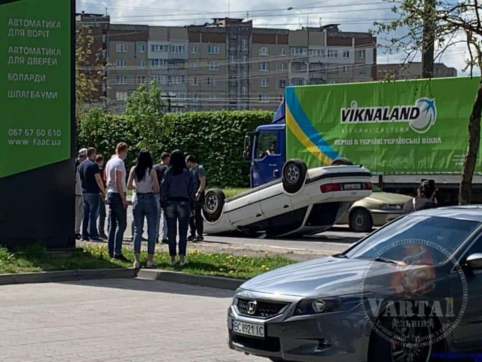 Заснула за кермом: у Львові авто 55-річної водійки врізалось в дерево і перекинулось – відео