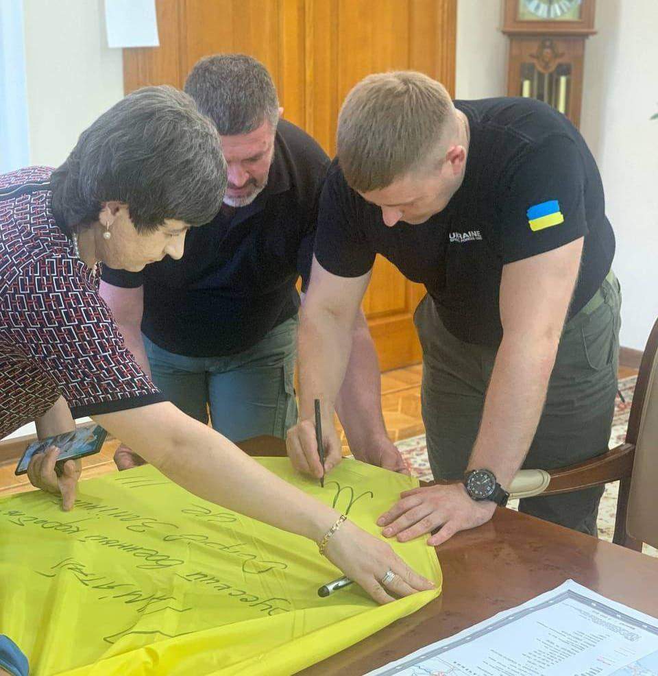 Марченко підписує український прапор