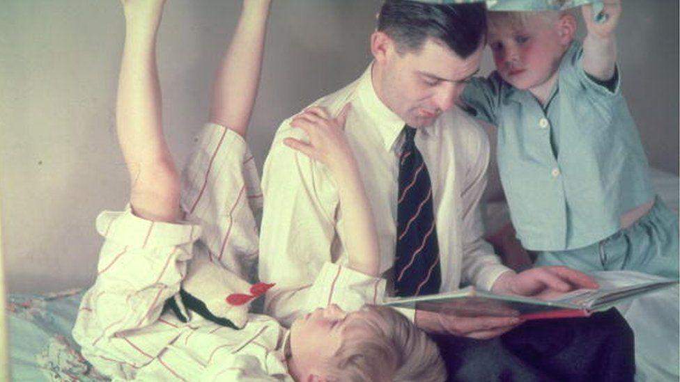 Тато читає з дітьми Тато читає з дітьми