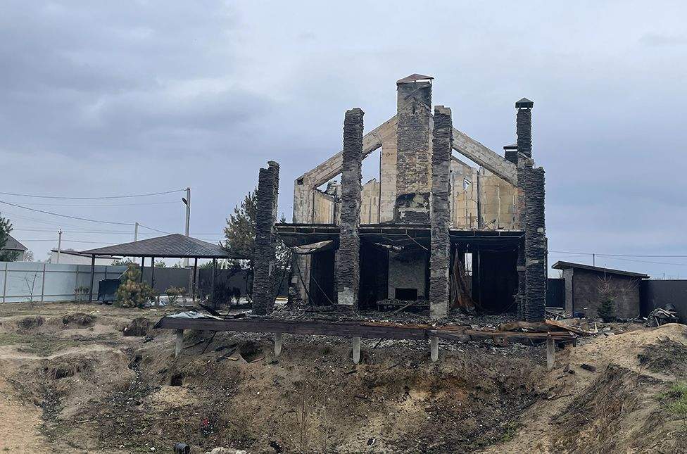 Окупанти спалили будинок родини над якою знущалися